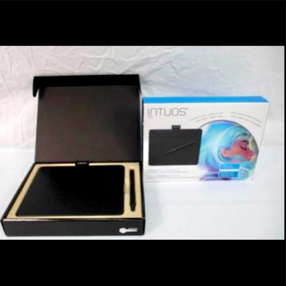 Wacom Intous Small Black Pen and 8.25in Touch Tablet Set w/Box Like New